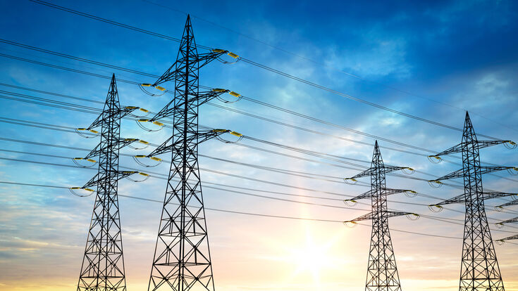 © peterschreiber.media - stock.adobe.com stromleitung hochspannung stromtrasse energie energiewende öko solar licht trasse netz kraftwerk abendhimmel solarpanel abend himmel strommast lichtstrahlen oberleitung leitung stromnetz versorgung stromversorgung kabel abendhimmel sonnenenergie sonne strom erzeugung umwelt nachhaltigkeit solarstrom umweltschutz emission erneuerbar nutzen sauber sauberkeit qualität politik wolken