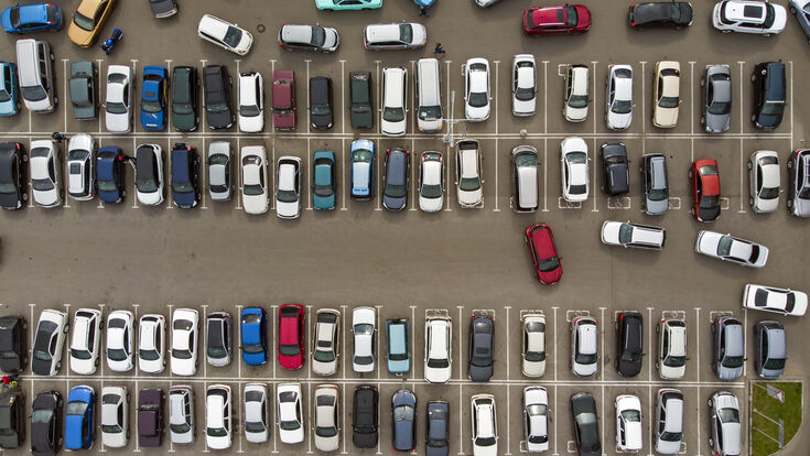 © diy13 - stock.adobe.com view above height close process cramped parking park heavy busy traffic lot searching search cruising space free vehicles advice manner center amount people vanity motorists street city regulated ordered setup stand stop stopping vacant asphalt area move driving drive find stress pedestrian difficult parallel spot dormitory car automobile auto vehicle