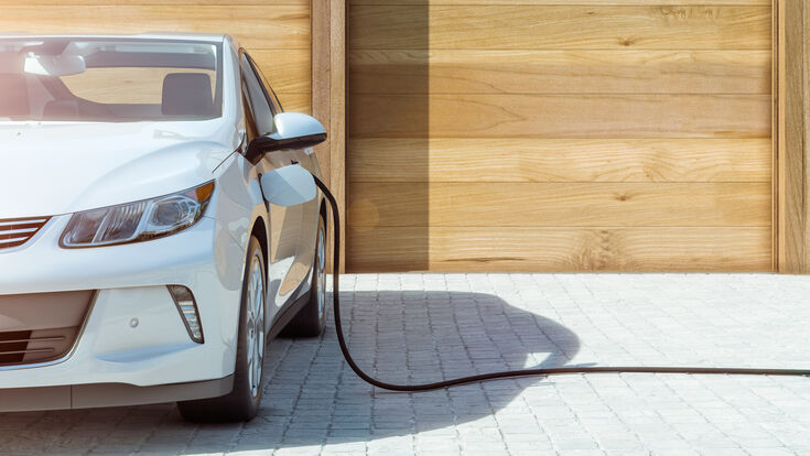 © Herr Loeffler - stock.adobe.com Architektur E-Auto EV Eigenheim Eigenkapital Elektrizität Elektroauto Elektromobilität Energiesparhaus Energiewende Fahrzeug Familie Geld Haus Kosten Licht Nachhaltigkeit Niedrigenergiehaus Personen Private Gebäude Solarzelle Solarzellen Sonne Sonnenenergie Sparen Strom Tankstelle Wohnen Zukunft eAuto elektrisch elektrisches Fahrzeug front frontal garage grün modern solar sparsam tanken zu Hause