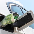 benzin benzinkosten benzinpreis gaspreis gaskosten spritkosten spritpreis dieselkosten dieselpreis super bleifrei oktan diesel gas sprit kosten teuer teuerung preis preise inflation öl ölpreis erhöhung ölkonzern ölkonzerne tanken tankfüllung auto automobil verkehr tank tankklappe tankstelle euro geld euroschein 100 hundert einhundert geldschein mobilität mobil
