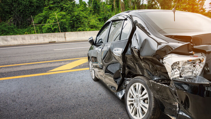 © Piman Khrutmuang - stock.adobe.c car accident crash insurance damage traffic road collision repair vehicle safety wreck street injury safe dent metal body automobile broken transportation auto dangerous smash damaged background highway emergency transport front hit white black danger detail tire