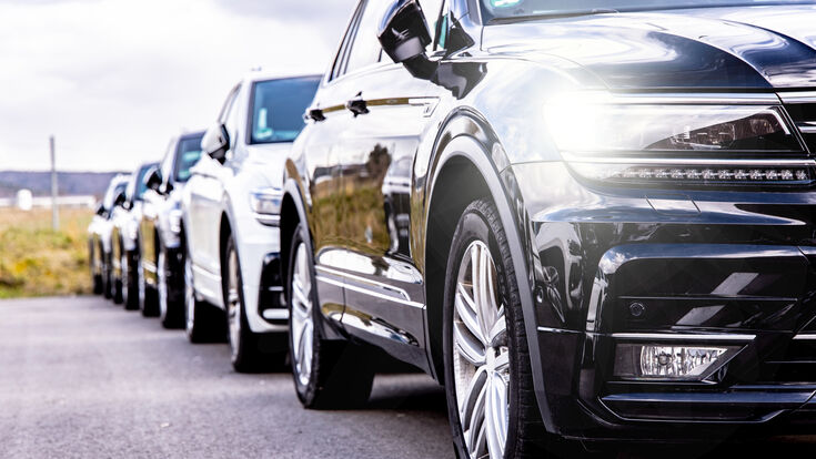 © DANLIN Media GmbH - stock.adobe. gebrauchtwagen auto automobile automobil luxus road fast beförderung transport geschwindigkeit weiß sport traffic rad anfahrt classic black neu autofahren rennen alt blau