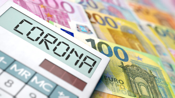 © bluedesign - stock.adobe.com Corona Coronavirus Kosten Covid 19 Geld Virus Wirtschaft Euro Folgekosten Rezession Gelder Epidemie Krise Finanzkrise Geldscheine Euroscheine Krankenkassen Pandemie Ausgaben Korona Schulden Finanzen finanzielle Hilfe Erde Corona-Virus Hilfen Haushalt Unternehmen Bund Deutschland Europa Mehrausgaben Weltwirtschaft Gefahr Covid-19 News Wort Risiko Problem Covid Illustration 2020 Ausbruch Krankheit Prävention Medizin Konzept Text Hintergrund illustriert