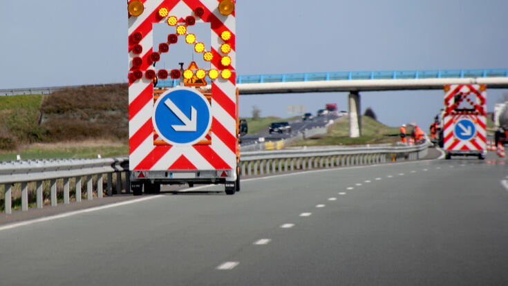 © hugopm - stock.adobe.com route signalisation trafic autoroute voiture signal transport asphalte travaux avertissement chantier voie flèche sécurité maintenance symbole conduire paysage danger panneau de signalisation