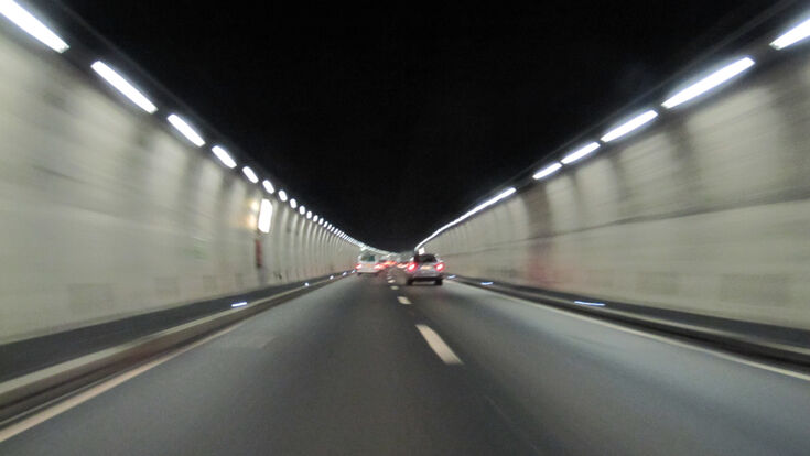 © Ricardo Koch - stock.adobe.com tunnel dunkel auto fahren autofahrt schnell speed geschwindigkeit autobahn strasse straße street verkehr transport beleuchtung inside innen dach röhre tiefbau unterirdisch unten tief unheimlich scary autofahren