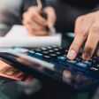 inflation, kosten, steuern, rechnen, geld, euro, dollar, tax, money, finger, armut, sparen, sparsam, büro, business, finaznen, rechenmaschine, hand, computer, tastatur, laptop, maschinenschreiben, arbeiten, finance, business-man, abrechnung, buchhalter, technik, frau, arbeit, cyberspace, leute, kugelschreiber, berechnen, finanz
