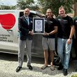 (v.l.n.r.): Glenn Pollard, Guinness World Records Adjudicator, sowie die Fahrer Sam Clarke, Fergal McGrath und Kevin Booker