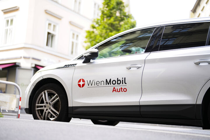 ABD0008_20230903 - WIEN - ÖSTERREICH: Eine Wien Mobil Car Sharing Station, aufgenommen am Mittwoch, 23. August 2023, in Wien. Ein Auto zu mieten oder zu teilen, ist in Städten wie Wien inzwischen gut möglich. Carsharing gilt als etabliert. Den Markt teilen sich einige Anbieter, wobei die Konzepte zum Teil unterschiedlich ausfallen. Inzwischen finden sich auch Elektroautos in den Flotten. - FOTO: APA/EVA MANHART