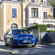 Geparkter E-Mini vor einer Villa