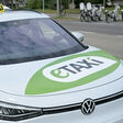 ABD0048_20230913 - WIEN - ?STERREICH: Ein Elektro-Taxi mit einer im Boden befindlichen Matrix-Charging Ladeplatte an Wiens erstem eTaxi-Standplatz am  September 2023. - FOTO: APA/ROLAND SCHLAGER
