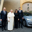 Vehicle handover at the Vatican (f.l.t.r.): Dr. Marcus Osegowitsch, CEO of Volkswagen Group Italia; Pope Francis; Imelda Labbé, Member of the Board of Management for Sales, Marketing and After-Sales at Volkswagen Passenger Cars; Dr. Christian Dahlheim, CEO of Volkswagen Financial Services AG