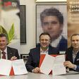 (V.l.) TU Graz Rektor Horst Bischof mit Martin Peter, Vice President Engineering & Technology Magna Steyr, und Erwin Fandl, Vice President Complete Vehicle Manufacturing Magna Steyr, nach Unterzeichnung der Kooperationsvereinbarung MATURE II. Bildquelle
