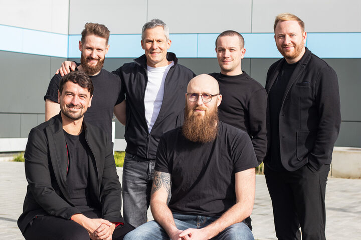 V. l. n. r.: Julian Wolter, CSO, Maximilian Renoth, COO, Auto-Abo-Pionier Gert Schaub, Fabian Hagen, CTO, Konstantin Stenzel, CMO, und Daniel Garnitz, CEO der FAAREN Group GmbH