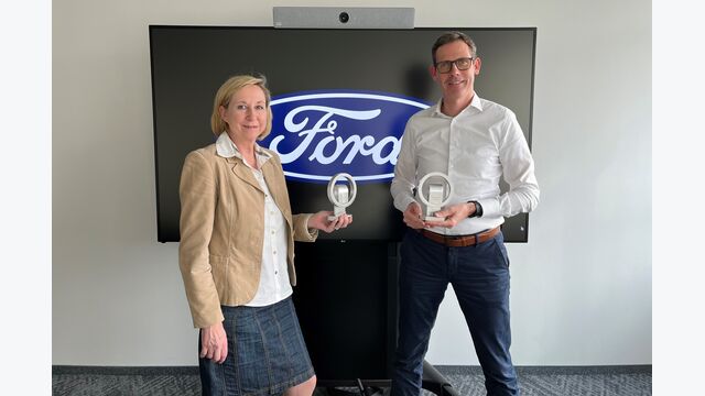 Mag. Andreas Oberascher, Generaldirektor Ford Motor Company Austria GmbH konnte diesmal gleich zwei Auszeichnungen von Mag. Karin Tober, stv. Chefredakteurin Firmenwagen und österreichisches Jurymitglied von IVOY & IPUA, übernehmen