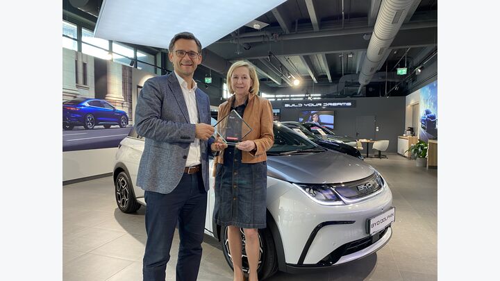 Rund ein Jahr nach dem Marktstart der Marke konnte sich BYD bereits den Titel in der Kategorie „Kleinwagen/Kompakt“ mit dem Dolphin holen. Mag. Danijel Dzihic, Managing Director BYD Österreich freute sich darüber