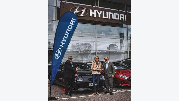 Von der Hyundai Import GmbH übernahmen der Managing Director Mag. Roland Punzengruber (2.v.li) und Harald Lacen, Leitung Firmenkunden, die Trophäe für den IONIQ 6 in der Kategorie Limousine/Coupé