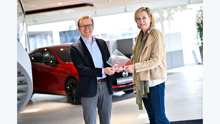 Heimo Egger und Karin Tober bei der Trophäenübergabe "Fleetcar of the Year" 2024