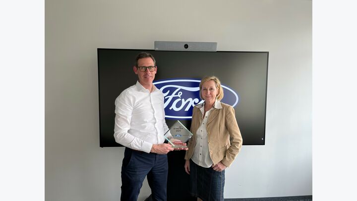 Ein erfolgreiches Jahr ist es für den Ford Ranger, der neben internationalen Auszeichnungen auch den ersten Platz in der Kategorie Transporter belegt. Mag. Andreas Oberascher, Generaldirektor Ford Motor Company (Austria) bei der Übergabe