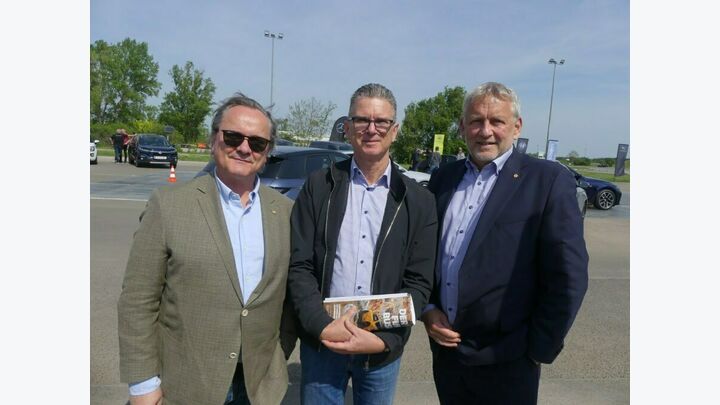 Manfred Rauchberger, Key Account Management der Österreichischen Post AG, mit den Forstinger Geschäftsführern Rudolf Bayer und Harald Chromy