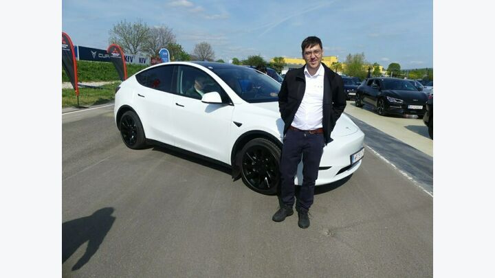 Sabri Akay, Account Manager von Tesla