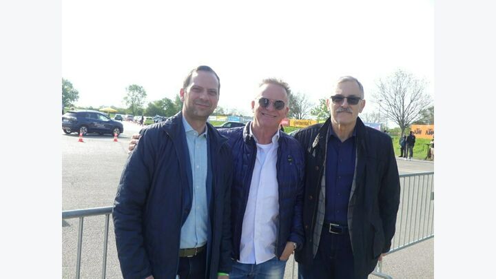 Michael Harl, Firmen- und Flottenverkäufer bei der Wolfgang Denzel AG mit (l.) Christoph Mattis, Sales Manager VAMED Vitality World, und (r.) Martin Stubenvoll, VAMED Fuhrparkmanagement