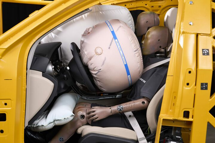 Die Dual-Contour-Airbags auf der Fahrerseite können sich laut ZF Lifetec in zwei unterschiedlichen Größen entfalten, abhängig von der Sitzposition bzw. der Größe des Fahrers.