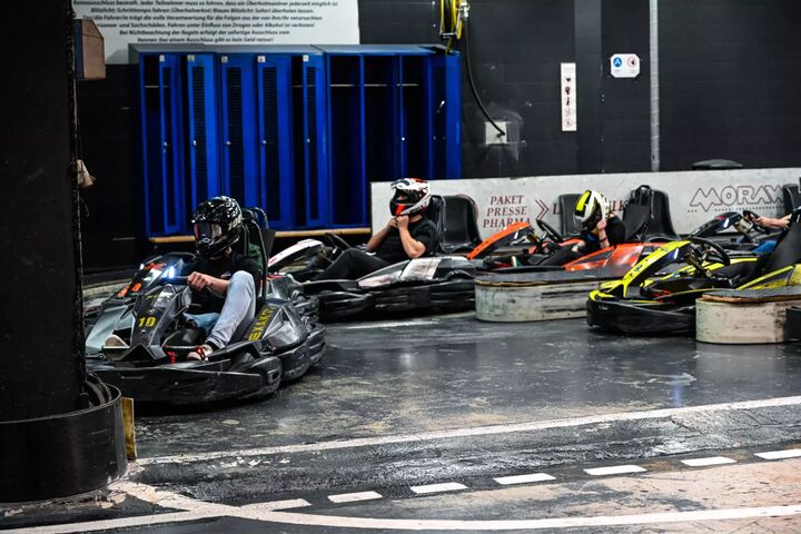 Im Rahmen der Auto-Lehrlingsoffensive von Autopark Innsbruck konnten sich talentierte Lehrlinge bei einem Go-Kart-Rennen messen.