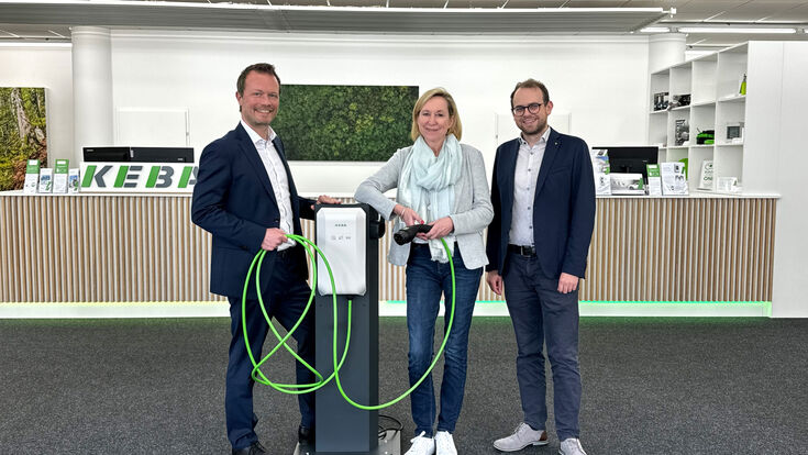 (v.li): Mag. Stefan Richter, MBA, Geschäftsführer von KEBA Energy Automation, Mag. Karin Tober, stv. Chefredaktion firmenwagen und Lukas Schaubmayr, Msc Head of Marketing KEBA Energy Automation im Talk (Foto: KEBA Energy Automation)