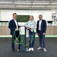 (v.li): Mag. Stefan Richter, MBA, Geschäftsführer von KEBA Energy Automation, Mag. Karin Tober, stv. Chefredaktion firmenwagen und Lukas Schaubmayr, Msc Head of Marketing KEBA Energy Automation im Talk (Foto: KEBA Energy Automation)