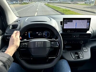 Bei den Modellen im mittleren Segment sitzt im oberen Mittelteil jetzt ein 10-Zoll-HD-Touchscreen.