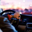Durch sorgfältige Planung von Routen und Ladestopps sowie effiziente Fahrtechniken können Reisende im Urlaub mit dem E-Auto ihre CO2-Bilanz reduzieren sowie die Reichweite ihres Elektrofahrzeugs maximieren.