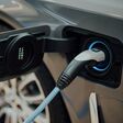 Bei hohen Temperaturen im Sommer ist es empfehlenswert, Elektrofahrzeuge langsamer und in kürzeren Abständen zu laden.