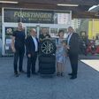 V.l.n.r.: Michael Reich Gebietsverkaufsleiter, Harald Chromy CFO, Ljubisa Trivic Marktleiter der Filiale Kufstein, Frau Irmgard Mayer Gewinnerin, Rudolf Bayer CEO