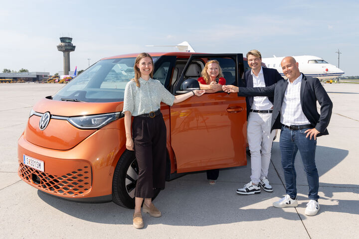 Miriam Walz, Markenleiterin Volkswagen Nutzfahrzeuge und Leiterin Großabnehmer, Flotten und Direktkunden Porsche Austria, Bettina Ganghofer, Geschäftsführerin Flughafen Salzburg, Wilfried Weitgasser, Geschäftsführer Porsche Austria, Stephan Moser, CFO Flughafen Salzburg (v.l.n.r.)