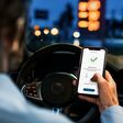 Person am Steuer betätigt Handyapp