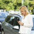 Kundinnen und Kunden von DKV Mobility können ab sofort Parkscheine digital über die Parkster App lösen.