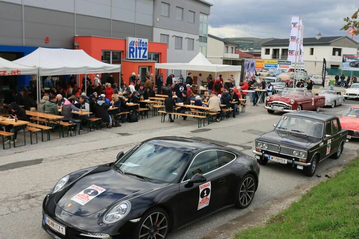 Während der Mittagsrast in Eisenstadt konnten Fans die Oldtimer genauer begutachten.