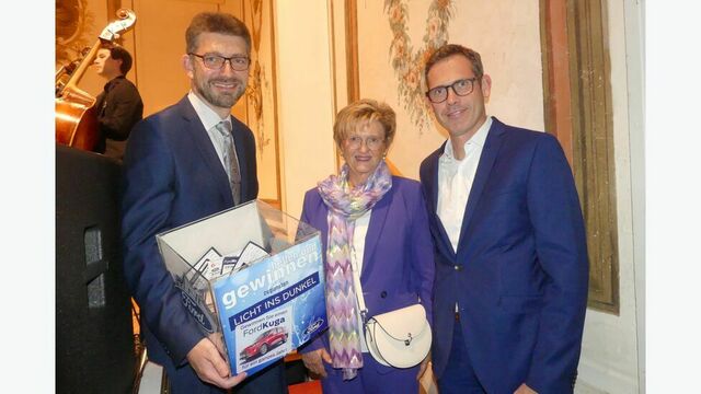 Andreas Oberascher, Generaldirektor Ford Motor Company Austria (r.), und Werner Weintritt mit der Gewinnerin.