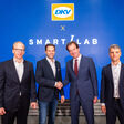 Von links nach rechts: Rüdiger Schulze, Geschäftsführer von Smartlab; Sven Mehringer, Managing Director Energy & Vehicle Services bei DKV Mobility; Dr. Mark Steffen Walcher, Geschäftsführer von Smartlab; Dr. Christoph Ullmer, Leiter Innovationen der Thüga AG.
