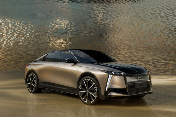 Der DS N°8 ist das erste Fahrzeugmodell von DS Automobiles, das ausschließlich mit Elektroantrieb angeboten wird.