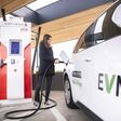 Seit Beginn des Jahres 2024 wurde das EVN Ladenetz um 500 Ladepunkte erweitert. 250 davon sind DC-Schnellladepunkte, die ein Fahrzeug binnen kürzester Zeit wieder aufladen.