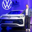 Thomas Herndl, Markenleiter VW PKW, vor dem neuen VW Tayron.