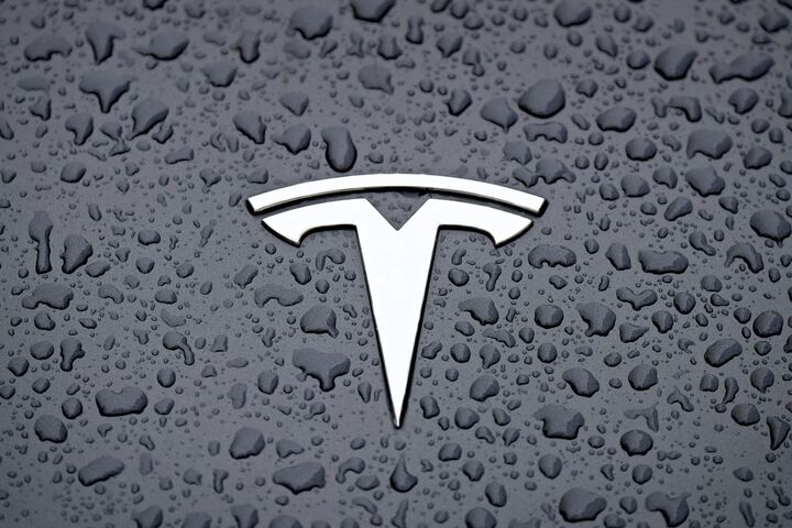 "Der Tesla-Hype ist Geschichte", stellt Branchenexperte Ferdinand Dudenhöffer fest.