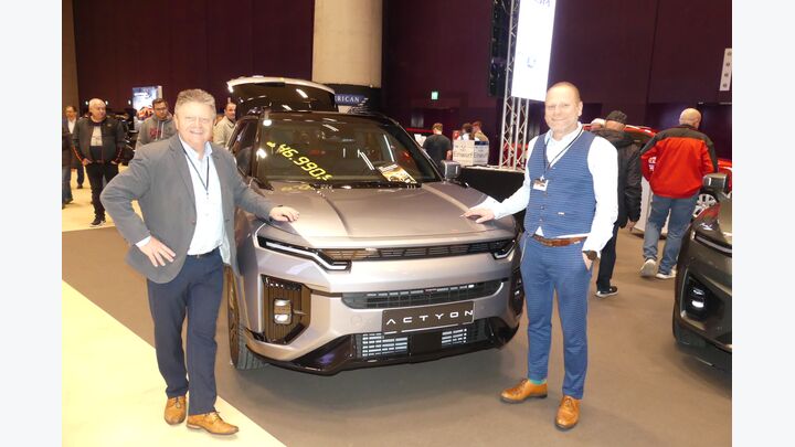 (v.l.) Bernhard Kalcher mit neuer Automarke und Nikolaus Gutjahr, Business Development Manager Austria der KG Mobility, dem neuen Eigentümer von SsangYong