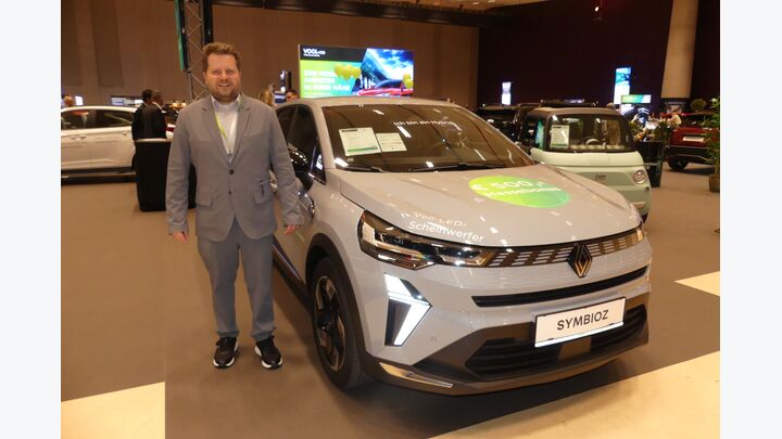 Vogl+CO Geschäftsführer Dr. Oliver Wieser mit dem Renault Symbioz