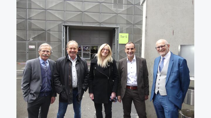 "Gipfeltreffen“ vor den Toren der Grazer Messe: (v.r.)  Komm.Rat Klaus Edelsbrunner, Bundes- und Landesgremium-Obmann und Peugeot und Citroen Autohaus im Norden von Graz, GARANTA-Gebietsleiter Thomas Harg, Verena Robinson, Landesgremum-Obmann-Stellvertreterin und Mazda und Kia Autohaus, Ernst Karner, GF Autohaus Fior, und Jakob Prügger vom gleichnamigen Autohaus