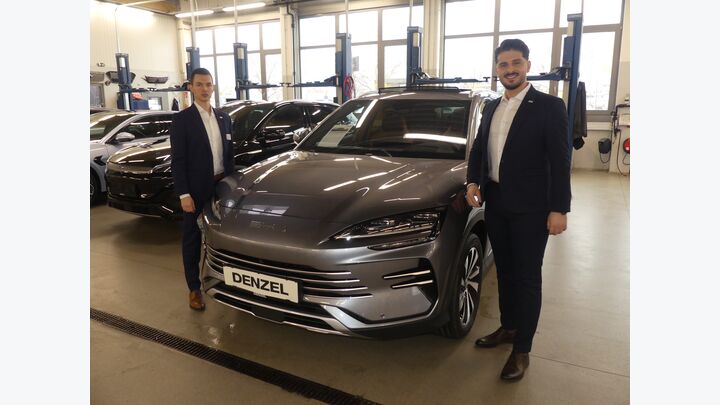 Neue Marke: (v.r.) Remzi Dervishaj, Markenleiter BYD bei Denzel Eisenstadt, und Rene Mayer, Verkaufsleiter von BYD bei Denzel, präsentierten den Plug-in-Hybrid SEAL U DM-I