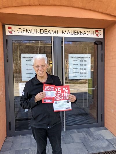 © Gerhard Lustig/autovolksbegehren.at Gerhard Lustig vor dem Gemeindeamt seines Heimatorts Mauerbach