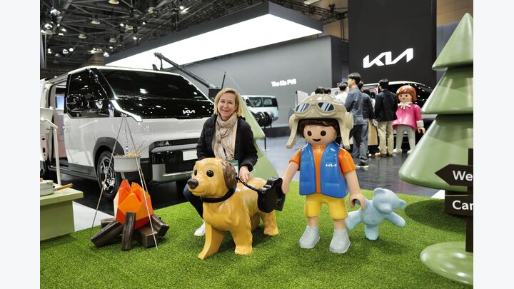 Karin Tober mit Playmobil-Freunden