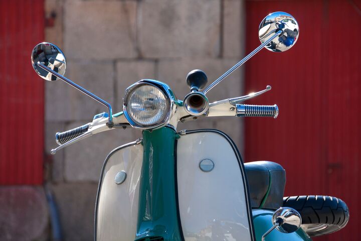 Auf der Vespa cruisen wie die Italienerinnen und Italiener – nur eben auf Wiener Asphalt.